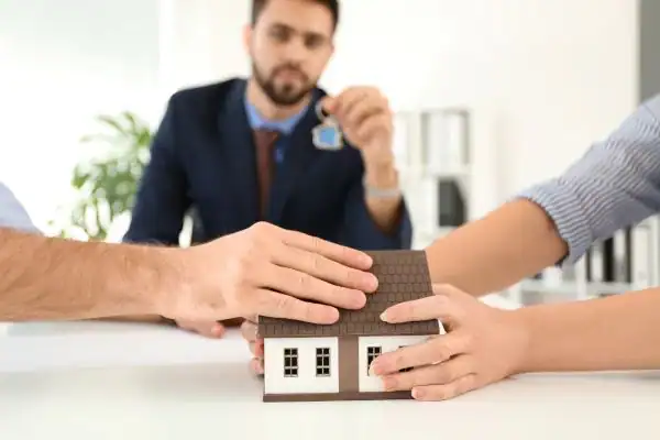 Couple arguing over property in divorce mediation Stevenage